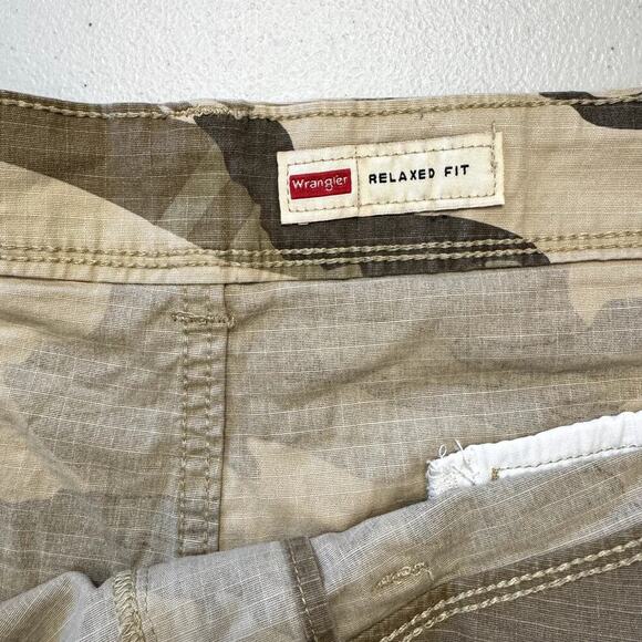 Desert Sand Camo Wrangler Camo Shorts Men's sz 44 - Relaxed Fit - Picture 3 of 5